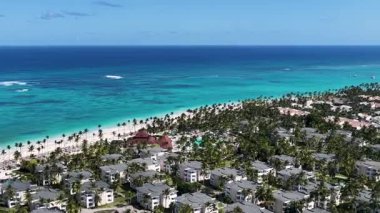 La Altagracia Dominik Cumhuriyeti 'ndeki Punta Cana' da Turkuaz Plajı. Plaj manzarası. Şehir merkezinde. Seyahat güzergahı. Punta Cana 'daki Turkuaz Plajı La Altagracia Dominik Cumhuriyeti.