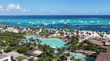 La Altagracia Dominik Cumhuriyeti 'ndeki Punta Cana' da Turkuaz Plajı. Plaj manzarası. Şehir merkezinde. Seyahat güzergahı. Punta Cana 'daki Turkuaz Plajı La Altagracia Dominik Cumhuriyeti.