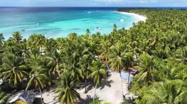 La Altagracia Dominik Cumhuriyeti 'ndeki Punta Cana' da Saona Adası. Plaj manzarası. Mavi Suluboya 'nın tonları. Seyahat güzergahı. Punta Cana 'daki Saona Adası Dominik Cumhuriyeti. Doğa Beyaz Kum Kumsalı.