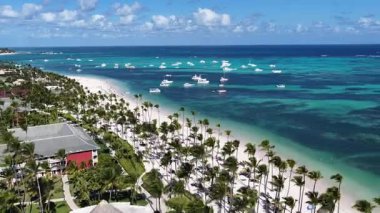 Punta Cana Skyline Punta Cana Dominik Cumhuriyeti 'nde Bavaro' da. Karayip silueti. Plaj manzarası. Doğa Deniz Burnu. Punta Cana Skyline, Bavaro, Punta Cana Dominik Cumhuriyeti. Manzara Palmiye Ağaçları.