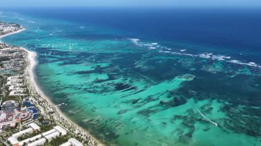 La Altagracia Dominik Cumhuriyeti 'ndeki Punta Cana' da Bavaro Plajı. Paradisiac Peyzaj. Sahildeki Resorts 'ta. Seyahat belgesi. Punta Cana 'daki Bavaro Plajı La Altagracia Dominik Cumhuriyeti.