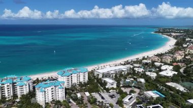 Deniz aşırı bölgelerdeki Providenciales 'teki Grace Körfezi Sahili Turks ve Caicos Adaları. Karayip Sahili. Tropik Manzara. Çarpıcı Yükseliş Binaları. Turks ve Caicos Adalarındaki Grace Körfezi Sahili.