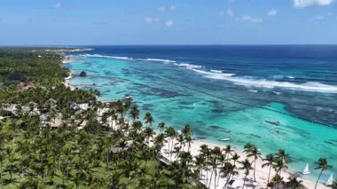 Punta Cana Skyline La Altagracia Dominik Cumhuriyeti 'ndeki Punta Cana' da. Karayip silueti. Plaj manzarası. Doğa Deniz Burnu. Punta Cana Skyline, La Altagracia Dominik Cumhuriyeti 'nde. Manzara Palmiye Ağaçları.