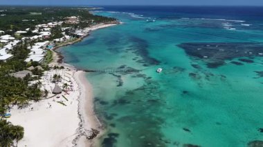 Playa Blanca Plajı Punta Cana 'da La Altagracia Dominik Cumhuriyeti' nde. Plaj manzarası. Şehir merkezinde. Seyahat güzergahı. Playa Blanca Plajı Punta Cana 'da La Altagracia Dominik Cumhuriyeti.