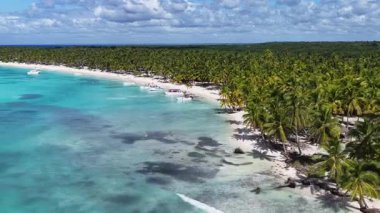 La Altagracia Dominik Cumhuriyeti 'ndeki Punta Cana' da Saona Adası. Plaj manzarası. Mavi Suluboya 'nın tonları. Seyahat güzergahı. Punta Cana 'daki Saona Adası Dominik Cumhuriyeti. Doğa Beyaz Kum Kumsalı.