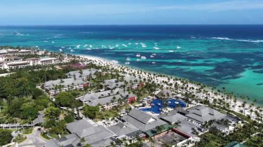 La Altagracia Dominik Cumhuriyeti 'ndeki Punta Cana' da Bavaro Plajı. Paradisiac Peyzaj. Sahildeki Resorts 'ta. Seyahat belgesi. Punta Cana 'daki Bavaro Plajı La Altagracia Dominik Cumhuriyeti.