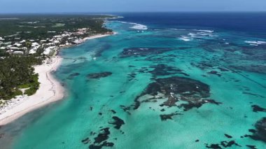 Punta Cana Skyline La Altagracia Dominik Cumhuriyeti 'ndeki Punta Cana' da. Karayip silueti. Plaj manzarası. Doğa Deniz Burnu. Punta Cana Skyline, La Altagracia Dominik Cumhuriyeti 'nde. Manzara Palmiye Ağaçları.