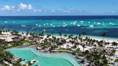 La Altagracia Dominik Cumhuriyeti 'ndeki Punta Cana' da Turkuaz Plajı. Plaj manzarası. Şehir merkezinde. Seyahat güzergahı. Punta Cana 'daki Turkuaz Plajı La Altagracia Dominik Cumhuriyeti.