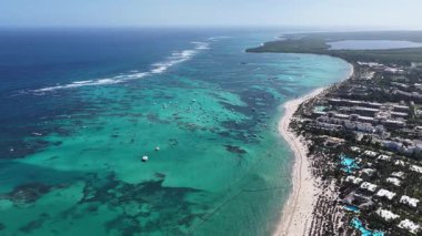 Punta Cana Skyline Punta Cana Dominik Cumhuriyeti 'nde Bavaro' da. Karayip silueti. Plaj manzarası. Doğa Deniz Burnu. Punta Cana Skyline, Bavaro, Punta Cana Dominik Cumhuriyeti. Manzara Palmiye Ağaçları.