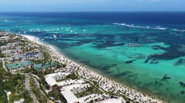 Punta Cana Skyline Punta Cana Dominik Cumhuriyeti 'nde Bavaro' da. Karayip silueti. Plaj manzarası. Doğa Deniz Burnu. Punta Cana Skyline, Bavaro, Punta Cana Dominik Cumhuriyeti. Manzara Palmiye Ağaçları.