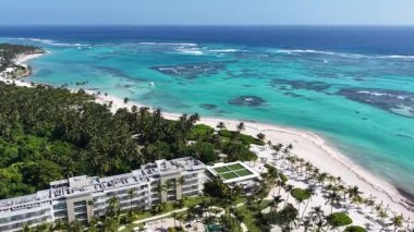 Playa Blanca Plajı Punta Cana 'da La Altagracia Dominik Cumhuriyeti' nde. Paradisiac Peyzaj. Sahildeki Resorts 'ta. Seyahat belgesi. Playa Blanca Plajı Punta Cana Dominik Cumhuriyeti.