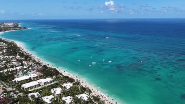 Punta Cana Skyline Punta Cana Dominik Cumhuriyeti 'nde Bavaro' da. Karayip silueti. Plaj manzarası. Doğa Deniz Burnu. Punta Cana Skyline, Bavaro, Punta Cana Dominik Cumhuriyeti. Manzara Palmiye Ağaçları.
