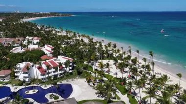 La Altagracia Dominik Cumhuriyeti 'ndeki Punta Cana' da Bavaro Skyline. Paradisiac Peyzaj. Sahildeki Resorts 'ta. Seyahat belgesi. Punta Cana 'daki Bavaro Skyline Dominik Cumhuriyeti.
