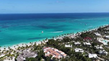 La Altagracia Dominik Cumhuriyeti 'ndeki Punta Cana' da Bavaro Skyline. Paradisiac Peyzaj. Sahildeki Resorts 'ta. Seyahat belgesi. Punta Cana 'daki Bavaro Skyline Dominik Cumhuriyeti.