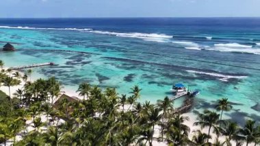 Playa Blanca Plajı Punta Cana 'da La Altagracia Dominik Cumhuriyeti' nde. Paradisiac Peyzaj. Sahildeki Resorts 'ta. Seyahat belgesi. Playa Blanca Plajı Punta Cana Dominik Cumhuriyeti.