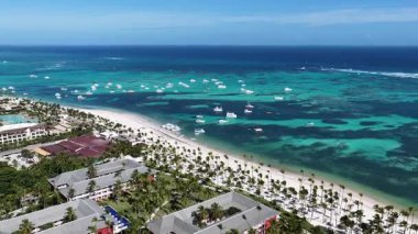 Punta Cana Skyline Punta Cana Dominik Cumhuriyeti 'nde Bavaro' da. Karayip silueti. Plaj manzarası. Doğa Deniz Burnu. Punta Cana Skyline, Bavaro, Punta Cana Dominik Cumhuriyeti. Manzara Palmiye Ağaçları.