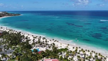 Punta Cana Skyline Punta Cana Dominik Cumhuriyeti 'nde Bavaro' da. Karayip silueti. Plaj manzarası. Doğa Deniz Burnu. Punta Cana Skyline, Bavaro, Punta Cana Dominik Cumhuriyeti. Manzara Palmiye Ağaçları.