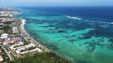 Punta Cana Skyline Punta Cana Dominik Cumhuriyeti 'nde Bavaro' da. Karayip silueti. Plaj manzarası. Doğa Deniz Burnu. Punta Cana Skyline, Bavaro, Punta Cana Dominik Cumhuriyeti. Manzara Palmiye Ağaçları.