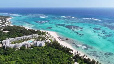Playa Blanca Plajı Punta Cana 'da La Altagracia Dominik Cumhuriyeti' nde. Plaj manzarası. Şehir merkezinde. Seyahat güzergahı. Playa Blanca Plajı Punta Cana 'da La Altagracia Dominik Cumhuriyeti.