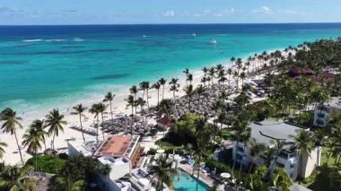 Punta Cana Skyline Punta Cana Dominik Cumhuriyeti 'nde Bavaro' da. Karayip silueti. Plaj manzarası. Resorts Binaları. Punta Cana Skyline, Bavaro, Punta Cana Dominik Cumhuriyeti. Doğa Arkaplanı.