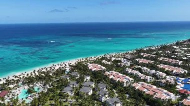 La Altagracia Dominik Cumhuriyeti 'ndeki Punta Cana' da Turkuaz Plajı. Plaj manzarası. Şehir merkezinde. Seyahat güzergahı. Punta Cana 'daki Turkuaz Plajı La Altagracia Dominik Cumhuriyeti.