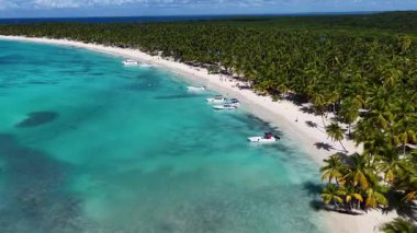 La Altagracia Dominik Cumhuriyeti 'ndeki Punta Cana' da Saona Adası. Plaj manzarası. Mavi Suluboya 'nın tonları. Seyahat güzergahı. Punta Cana 'daki Saona Adası Dominik Cumhuriyeti. Doğa Beyaz Kum Kumsalı.