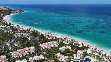 Punta Cana Skyline Punta Cana Dominik Cumhuriyeti 'nde Bavaro' da. Karayip silueti. Plaj manzarası. Resorts Binaları. Punta Cana Skyline, Bavaro, Punta Cana Dominik Cumhuriyeti. Doğa Arkaplanı.