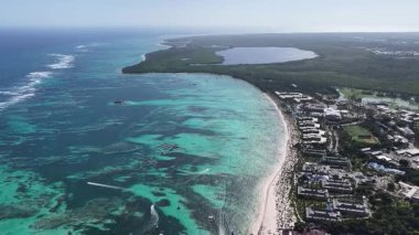 Punta Cana Skyline Punta Cana Dominik Cumhuriyeti 'nde Bavaro' da. Karayip silueti. Plaj manzarası. Resort Scenery 'de. Punta Cana Skyline, Bavaro, Punta Cana Dominik Cumhuriyeti. Doğa Palmiye Ağaçları.