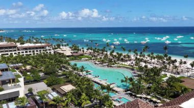 La Altagracia Dominik Cumhuriyeti 'ndeki Punta Cana' da Bavaro Skyline. Paradisiac Peyzaj. Sahildeki Resorts 'ta. Seyahat belgesi. Punta Cana 'daki Bavaro Skyline Dominik Cumhuriyeti.
