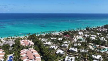 Punta Cana Skyline Punta Cana Dominik Cumhuriyeti 'nde Bavaro' da. Karayip silueti. Plaj manzarası. Resorts Binaları. Punta Cana Skyline, Bavaro, Punta Cana Dominik Cumhuriyeti. Doğa Arkaplanı.