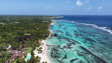 Playa Blanca Plajı Punta Cana 'da La Altagracia Dominik Cumhuriyeti' nde. Paradisiac Peyzaj. Sahildeki Resorts 'ta. Seyahat belgesi. Playa Blanca Plajı Punta Cana Dominik Cumhuriyeti.