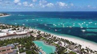 La Altagracia Dominik Cumhuriyeti 'ndeki Punta Cana' da Turkuaz Plajı. Plaj manzarası. Şehir merkezinde. Seyahat güzergahı. Punta Cana 'daki Turkuaz Plajı La Altagracia Dominik Cumhuriyeti.