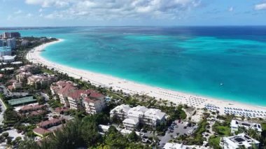 İngiltere 'nin denizaşırı bölgelerindeki Turks ve Caicos' taki Grace Körfezi 'nde. Çarpıcı şehir manzarası. Plaj manzarası. Highrise Binaları. Grace Körfezi Turks ve Caicos İngiltere. Karayip Arkaplanı.
