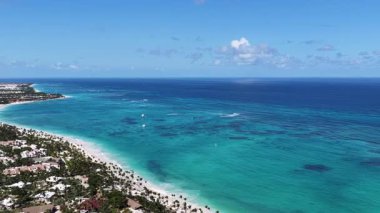 Punta Cana Skyline Punta Cana Dominik Cumhuriyeti 'nde Bavaro' da. Karayip silueti. Plaj manzarası. Resorts Binaları. Punta Cana Skyline, Bavaro, Punta Cana Dominik Cumhuriyeti. Doğa Arkaplanı.