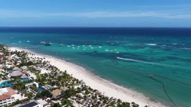 Punta Cana Skyline Punta Cana Dominik Cumhuriyeti 'nde Bavaro' da. Karayip silueti. Plaj manzarası. Resort Scenery 'de. Punta Cana Skyline, Bavaro, Punta Cana Dominik Cumhuriyeti. Doğa Palmiye Ağaçları.