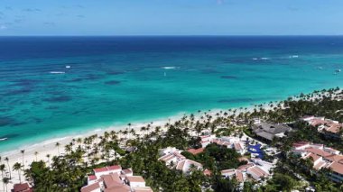 Punta Cana Skyline Punta Cana Dominik Cumhuriyeti 'nde Bavaro' da. Karayip silueti. Plaj manzarası. Doğa Deniz Burnu. Punta Cana Skyline, Bavaro, Punta Cana Dominik Cumhuriyeti. Manzara Palmiye Ağaçları.
