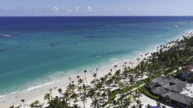 La Altagracia Dominik Cumhuriyeti 'ndeki Punta Cana' da Bavaro Skyline. Paradisiac Peyzaj. Sahildeki Resorts 'ta. Seyahat belgesi. Punta Cana 'daki Bavaro Skyline Dominik Cumhuriyeti.
