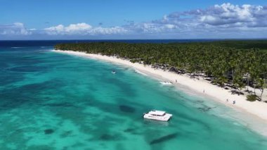 La Altagracia Dominik Cumhuriyeti 'ndeki Punta Cana' da Saona Adası. Plaj manzarası. Mavi Suluboya 'nın tonları. Seyahat güzergahı. Punta Cana 'daki Saona Adası Dominik Cumhuriyeti. Doğa Beyaz Kum Kumsalı.