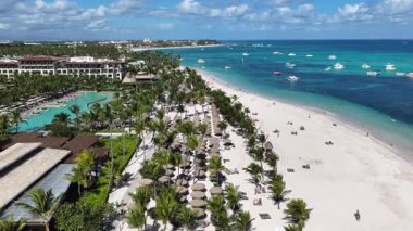 Punta Cana Skyline Punta Cana Dominik Cumhuriyeti 'nde Bavaro' da. Karayip silueti. Plaj manzarası. Resorts Binaları. Punta Cana Skyline, Bavaro, Punta Cana Dominik Cumhuriyeti. Doğa Arkaplanı.