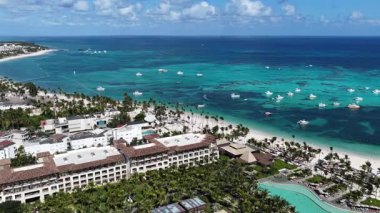 Punta Cana Skyline Punta Cana Dominik Cumhuriyeti 'nde Bavaro' da. Karayip silueti. Plaj manzarası. Resorts Binaları. Punta Cana Skyline, Bavaro, Punta Cana Dominik Cumhuriyeti. Doğa Arkaplanı.