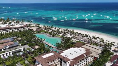 Punta Cana Skyline Punta Cana Dominik Cumhuriyeti 'nde Bavaro' da. Karayip silueti. Plaj manzarası. Doğa Deniz Burnu. Punta Cana Skyline, Bavaro, Punta Cana Dominik Cumhuriyeti. Manzara Palmiye Ağaçları.