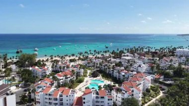 La Altagracia Dominik Cumhuriyeti 'ndeki Punta Cana' da Turkuaz Plajı. Plaj manzarası. Şehir merkezinde. Seyahat güzergahı. Punta Cana 'daki Turkuaz Plajı La Altagracia Dominik Cumhuriyeti.