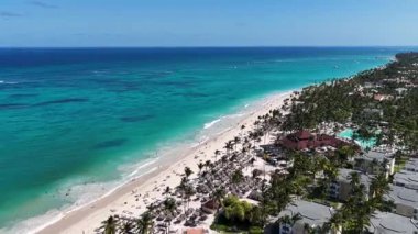 La Altagracia Dominik Cumhuriyeti 'ndeki Punta Cana' da Bavaro Skyline. Paradisiac Peyzaj. Sahildeki Resorts 'ta. Seyahat belgesi. Punta Cana 'daki Bavaro Skyline Dominik Cumhuriyeti.