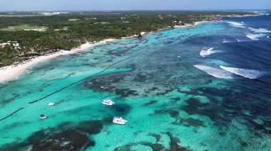 Playa Blanca Plajı Punta Cana 'da La Altagracia Dominik Cumhuriyeti' nde. Paradisiac Peyzaj. Sahildeki Resorts 'ta. Seyahat belgesi. Playa Blanca Plajı Punta Cana Dominik Cumhuriyeti.