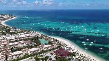 Punta Cana Skyline Punta Cana Dominik Cumhuriyeti 'nde Bavaro' da. Karayip silueti. Plaj manzarası. Resorts Binaları. Punta Cana Skyline, Bavaro, Punta Cana Dominik Cumhuriyeti. Doğa Arkaplanı.