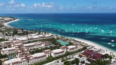 Punta Cana Skyline Punta Cana Dominik Cumhuriyeti 'nde Bavaro' da. Karayip silueti. Plaj manzarası. Doğa Deniz Burnu. Punta Cana Skyline, Bavaro, Punta Cana Dominik Cumhuriyeti. Manzara Palmiye Ağaçları.