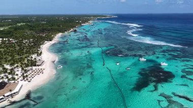 Punta Cana Skyline La Altagracia Dominik Cumhuriyeti 'ndeki Punta Cana' da. Karayip silueti. Plaj manzarası. Doğa Deniz Burnu. Punta Cana Skyline, La Altagracia Dominik Cumhuriyeti 'nde. Manzara Palmiye Ağaçları.