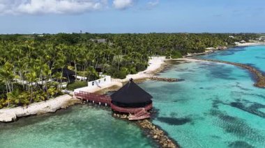 Playa Blanca Plajı Punta Cana 'da La Altagracia Dominik Cumhuriyeti' nde. Paradisiac Peyzaj. Sahildeki Resorts 'ta. Seyahat belgesi. Playa Blanca Plajı Punta Cana Dominik Cumhuriyeti.