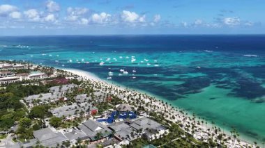 Punta Cana Skyline Punta Cana Dominik Cumhuriyeti 'nde Bavaro' da. Karayip silueti. Plaj manzarası. Doğa Deniz Burnu. Punta Cana Skyline, Bavaro, Punta Cana Dominik Cumhuriyeti. Manzara Palmiye Ağaçları.