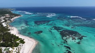 Playa Blanca Plajı Punta Cana 'da La Altagracia Dominik Cumhuriyeti' nde. Paradisiac Peyzaj. Sahildeki Resorts 'ta. Seyahat belgesi. Playa Blanca Plajı Punta Cana Dominik Cumhuriyeti.